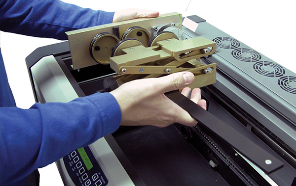 170120C_Nhi_Khac_thuy_tinh_bang_may_gia_cong_cat_laser_cong_nghe_moi_2