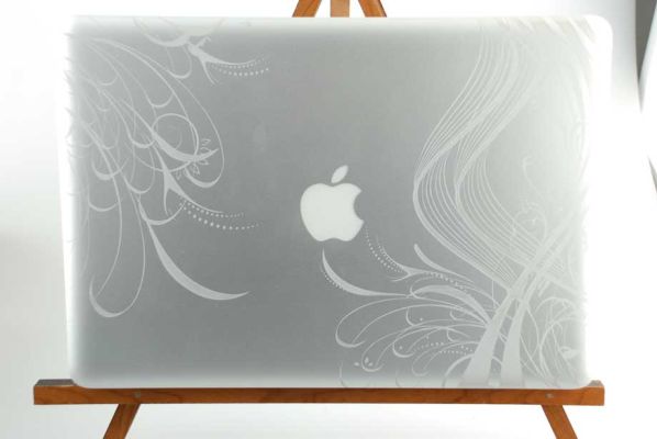 Độc đáo với công nghệ laser khắc hoa văn trên laptop