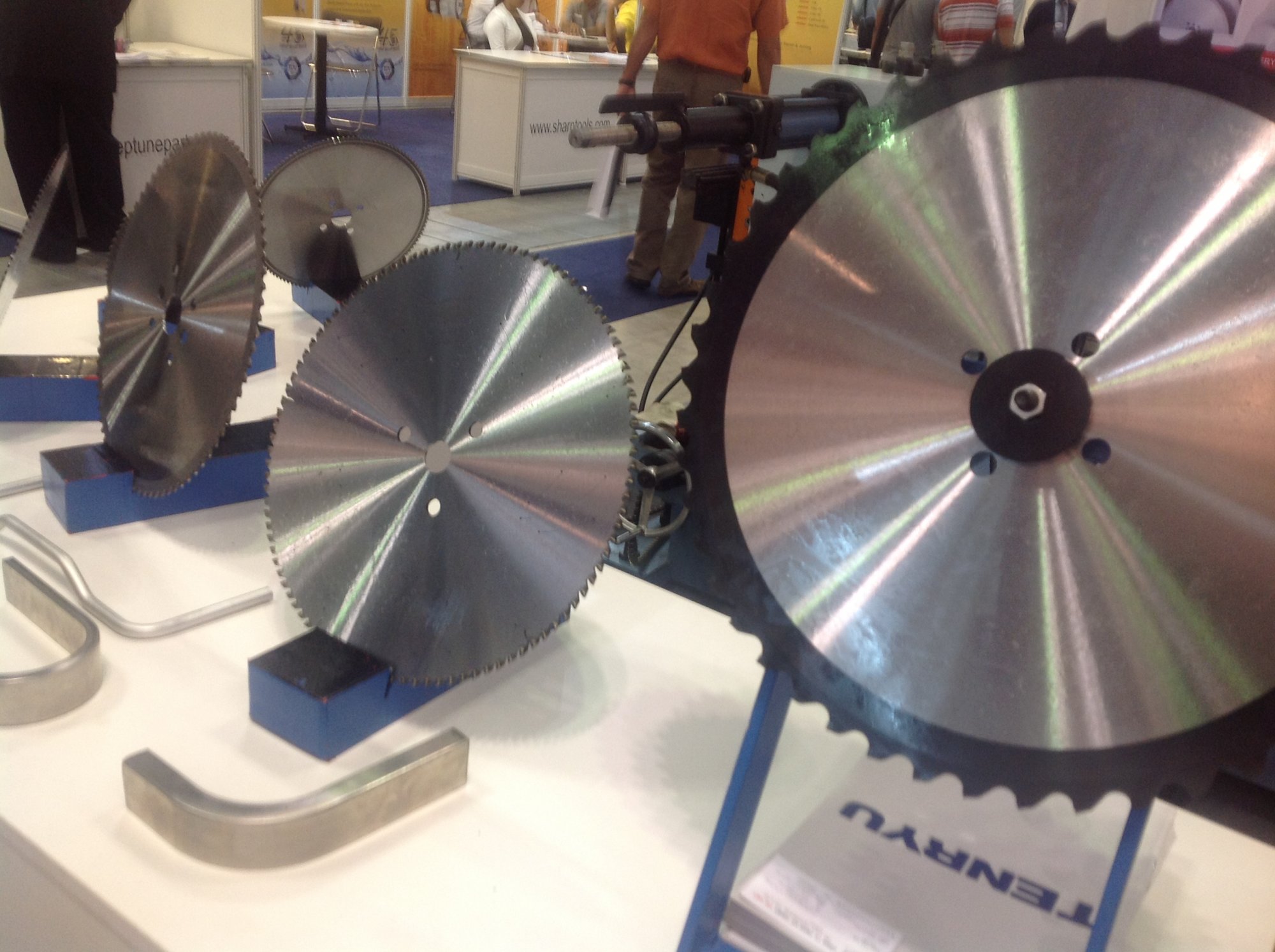 nen_su_dung_luoi_cua_nao_de_gia_cong_kim_loai_cung