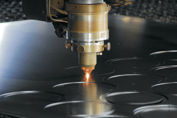 Gia công cắt kim loại bằng laser được ứng dụng rộng rãi trên thế giới